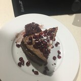 アサイクリーム添えデコレーションチョコレートケーキ